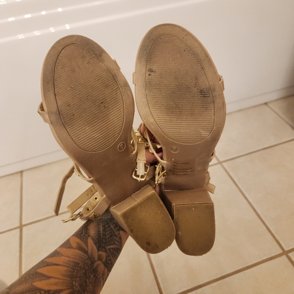 Size 7 heeled sandals - Picture 3 of 4